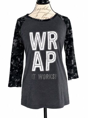It Works! Wrap Graphic Raglan Tee Black Camo 3/4 Sleeve Size Medium
